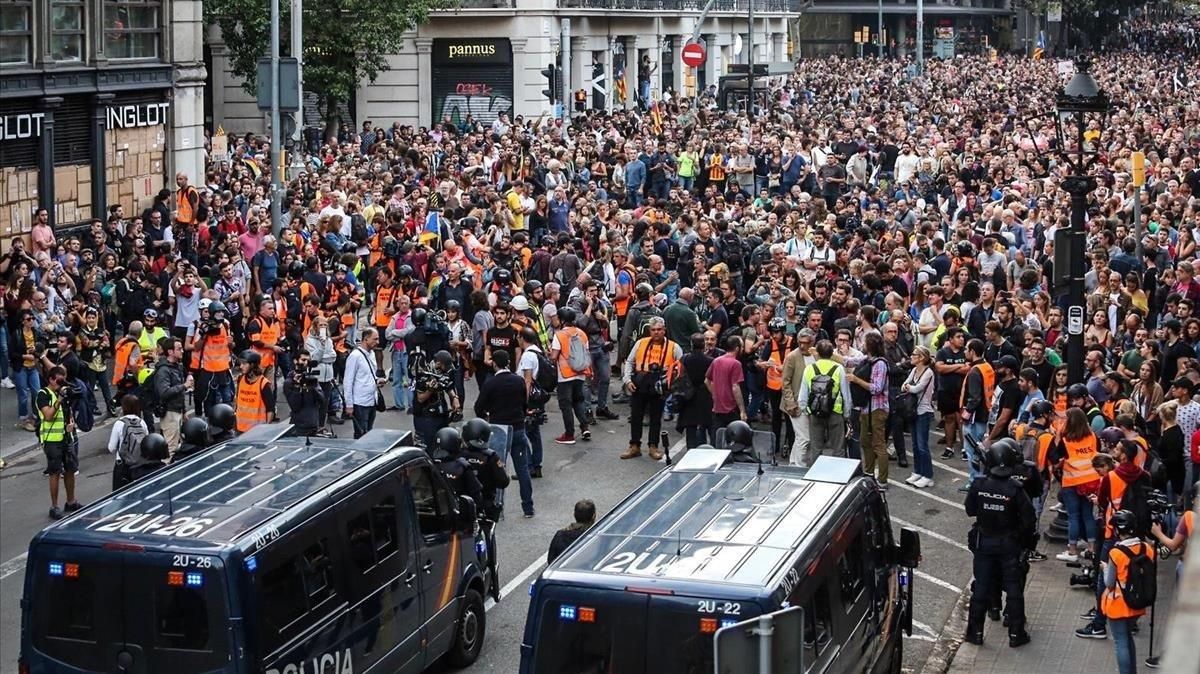 Manifestación de los CDR y la izquierda radical, en la plaza Urquinaona, el 10 de octubre. Manifestación de los CDR y la izquierda radical, en la plaza Urquinaona, el 10 de octubre.
