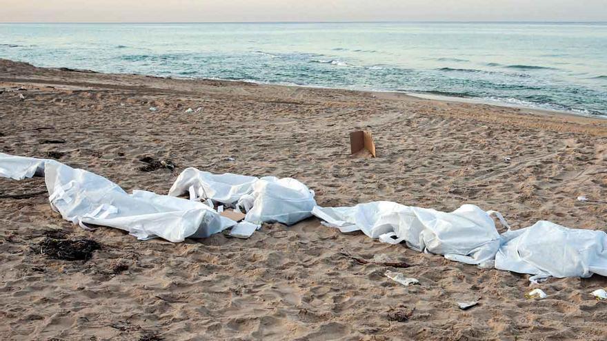 Al menos 50 personas muertas en un naufragio frente a las costas de Libia
