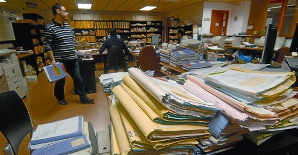 Montañas de documentos administrativos acumulados en el Juzgado de lo Penal número 1, ayer.
