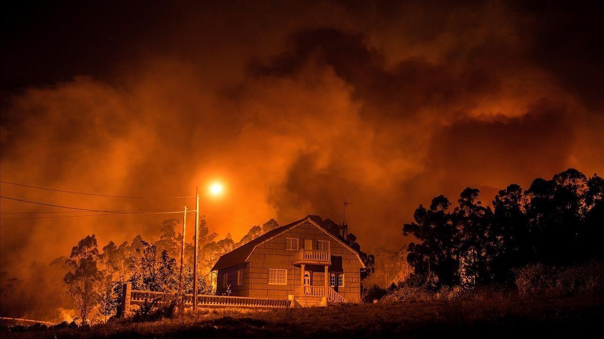 Una vivienda rodeada por el fuego en el municipio de Nigran, Ourense.