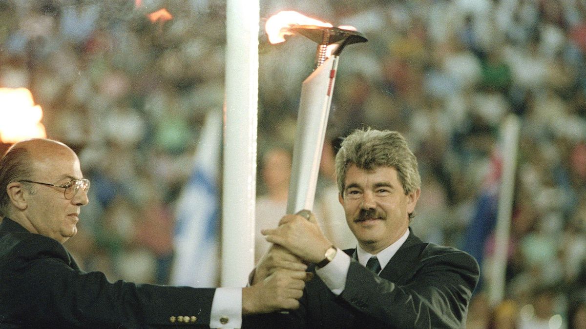Junio de 1992: Pasqual Maragall recoge la llama olímpica en Antenas Junio de 1992: Pasqual Maragall recoge la llama olímpica en Antenas