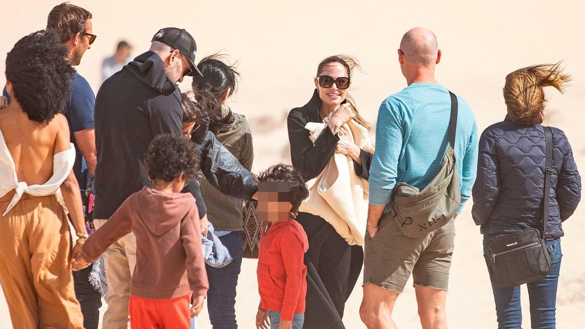 Angelina Jolie (tercera por la derecha), en el Festival Internacional de Cometas de Fuerteventura, en 2019. Angelina Jolie (tercera por la derecha), en el Festival Internacional de Cometas de Fuerteventura, en 2019.