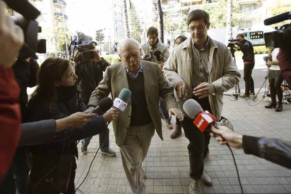 Jordi Pujol, rodeado de periodistas, ayer, a las puertas de su casa en la ronda del General Mitre. Jordi Pujol, rodeado de periodistas, ayer, a las puertas de su casa en la ronda del General Mitre.