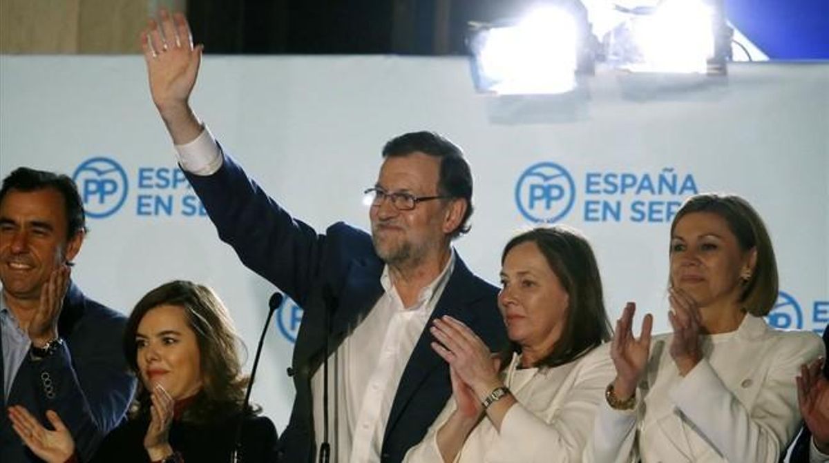 Rajoy, junto a otros miembros del PP, en la sede del partido durante la noche electoral. Rajoy, junto a otros miembros del PP, en la sede del partido durante la noche electoral.