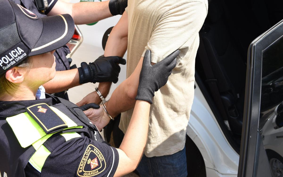 Una detención practicada por la Guardia Urbana de Barcelona, en una imagen de archivo