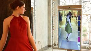 Una joven se prueba un vestido en un probador virtual. 