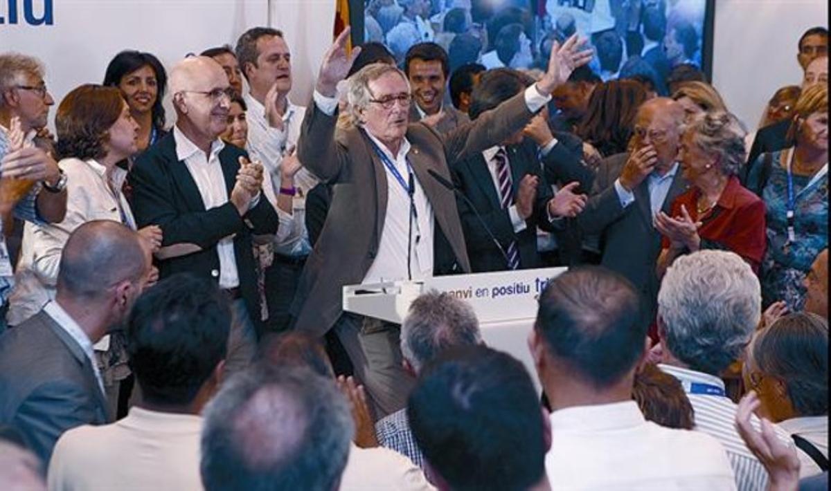 Xavier Trias, vencedor, rodeado por Duran Lleida, Artur Mas y Jordi Pujol, y su equipo del grupo municipal, en el Hotel Majestic, anoche. Xavier Trias, vencedor, rodeado por Duran Lleida, Artur Mas y Jordi Pujol, y su equipo del grupo municipal, en el Hotel Majestic, anoche.