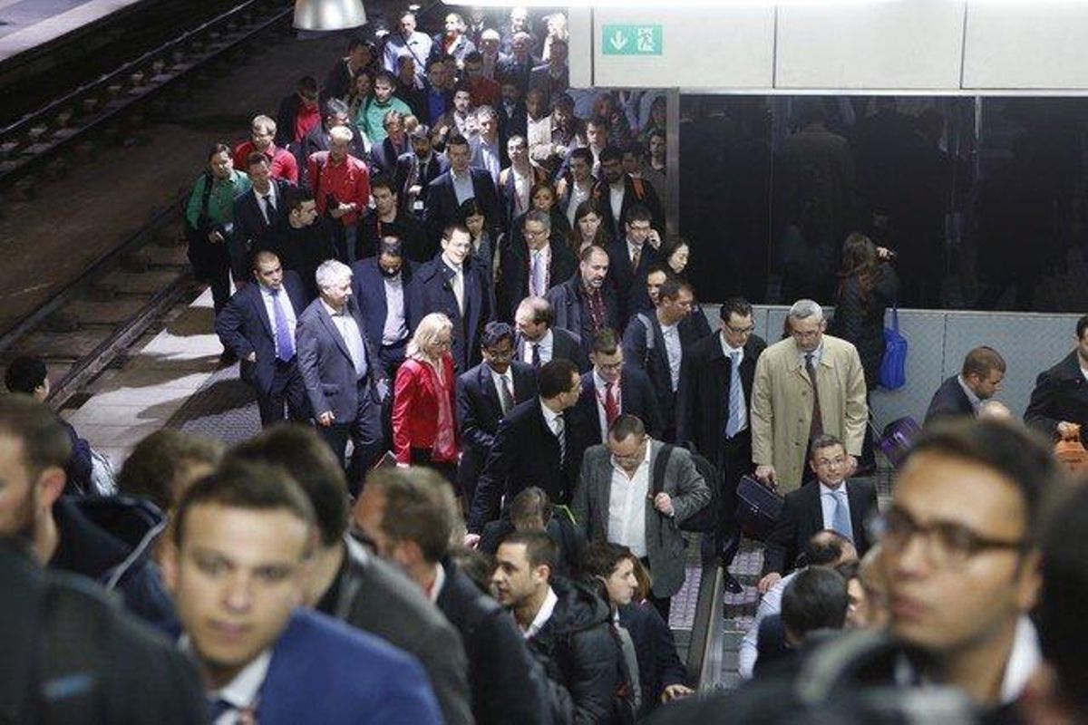 Asistentes al MWC salen del andén de Ferrocarrils en dirección al recinto ferial. Asistentes al MWC salen del andén de Ferrocarrils en dirección al recinto ferial.