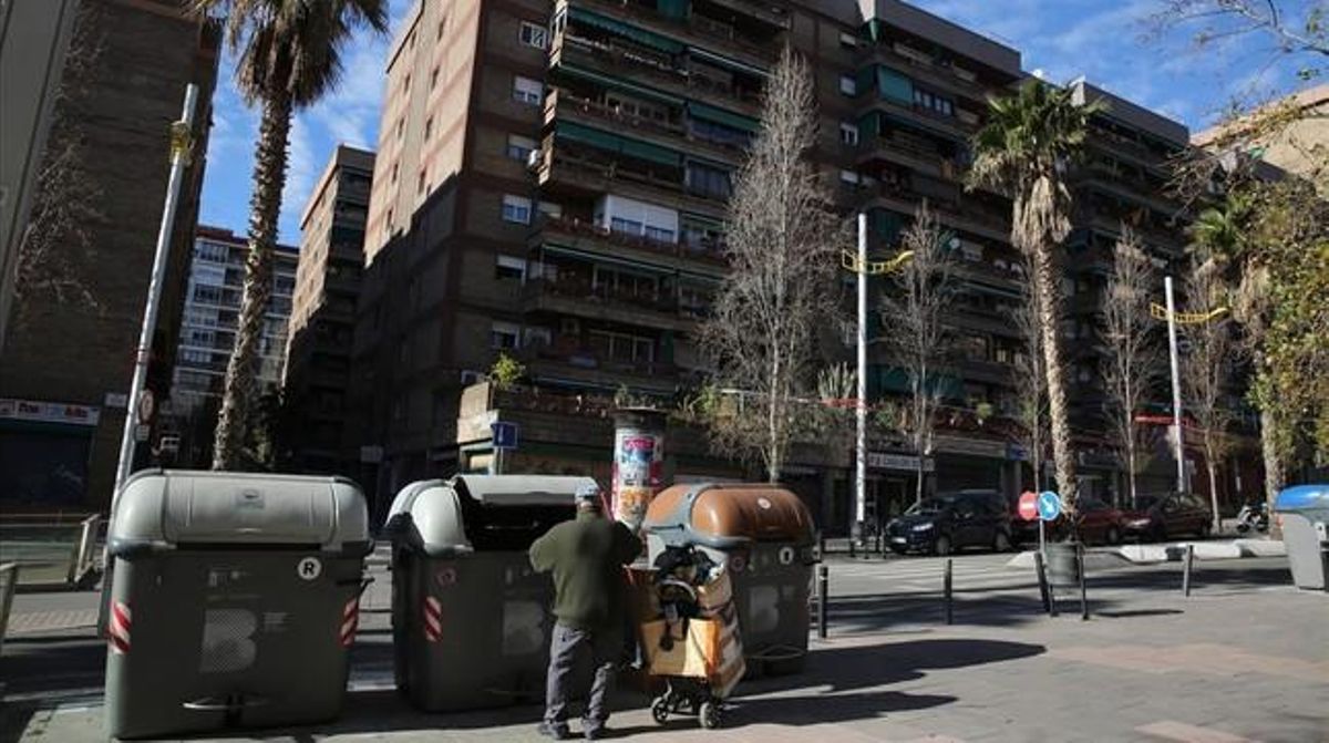 Un hombre escarba en un contenedor en la calle de Marne, en Nou Barris. Un hombre escarba en un contenedor en la calle de Marne, en Nou Barris.
