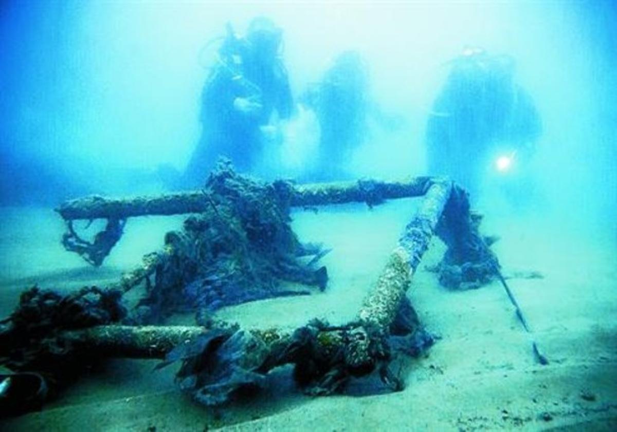 Tres submarinistas localizan restos metálicos en el fondo cercano a la playa del Somorrostro, el miércoles.