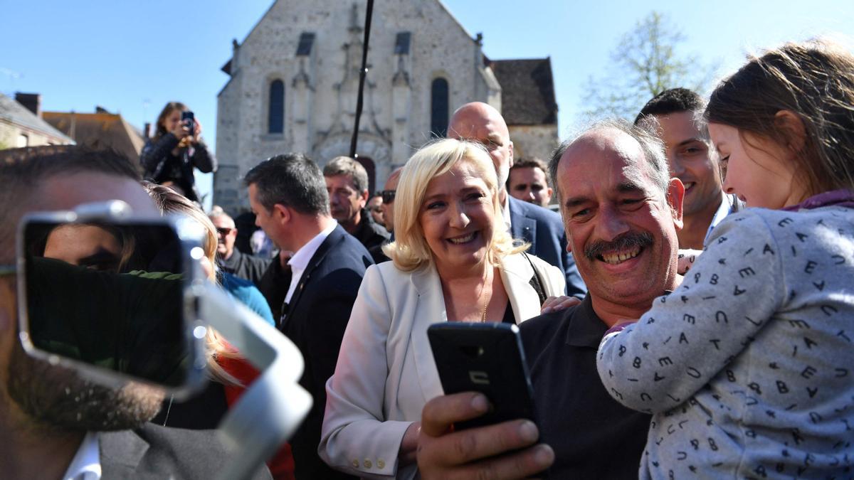 La líder ultraderechista Marine le Pen durante una visita electoral el sábado en Saint-Remy-sur-Avre, al noroeste de Francia.