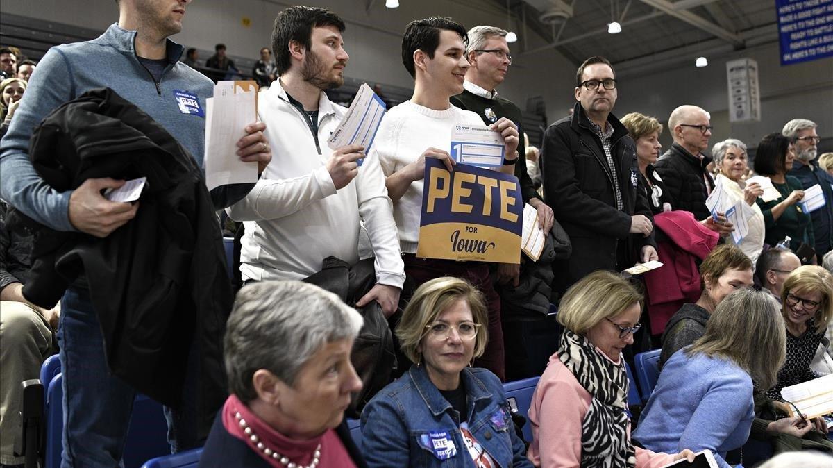 Simpatizantes de Pete Buttiegieg muestran su papeleta en apoyo al candidato demócrata, el lunes en Des Moines.