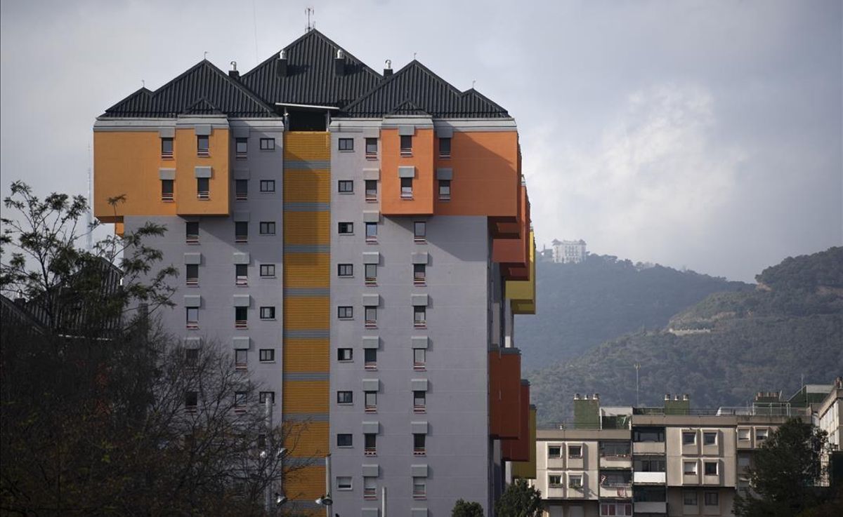Uno de los recientemente reformados bloques de Canyelles, barrio sin representación en el BCNMarket. Uno de los recientemente reformados bloques de Canyelles, barrio sin representación en el BCNMarket.