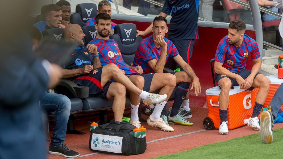 Piqué, Busquets y Jordi Alba, en el banquillo del Camp Nou en el duelo contra el Elche.