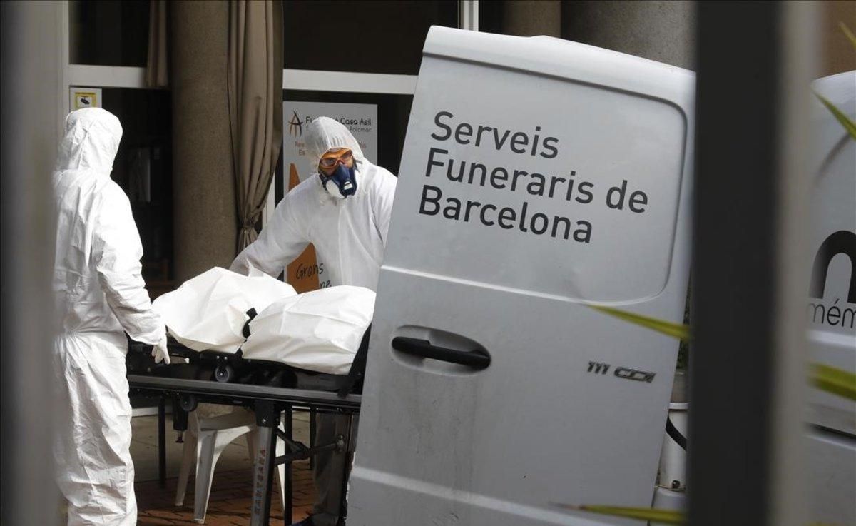 Los servicios funerarios retiran dos cadáveres del geriátrico Fundació Casa Asil de Sant Andreu de Palomar Los servicios funerarios retiran dos cadáveres del geriátrico Fundació Casa Asil de Sant Andreu de Palomar