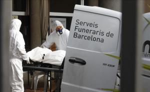 Los servicios funerarios retiran dos cadáveres del geriátrico Fundació Casa Asil de Sant Andreu de Palomar