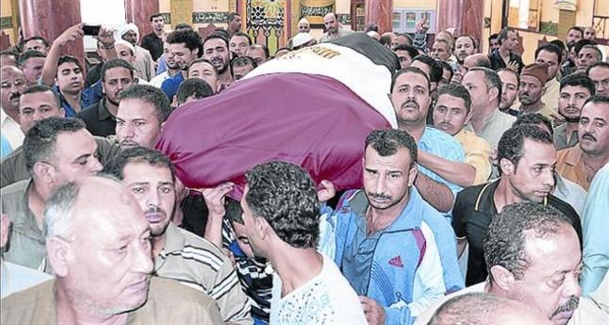 Funeral de un policía egipcio muerto la semana pasada en el Sinaí. Funeral de un policía egipcio muerto la semana pasada en el Sinaí.
