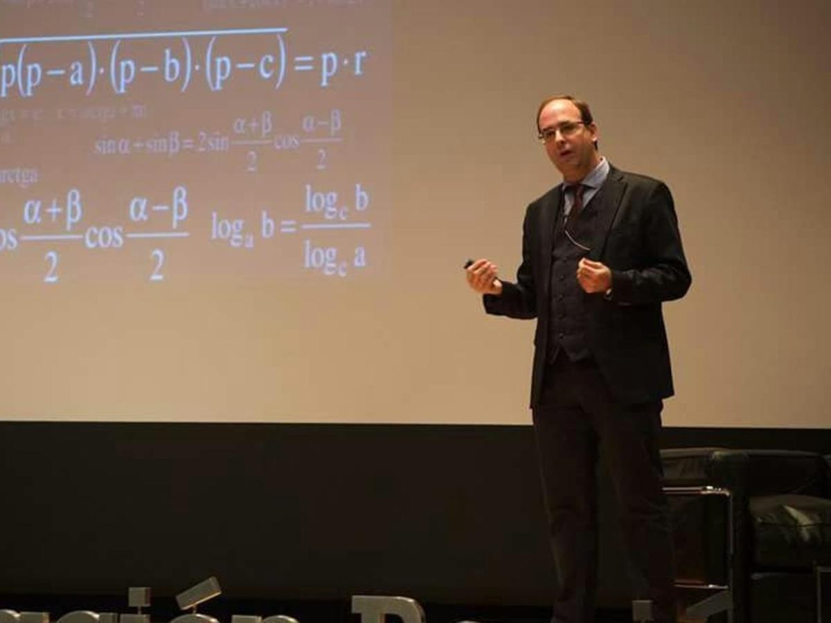 Gonzalo Hervás explicando una falsa fórmula de la felicidad.