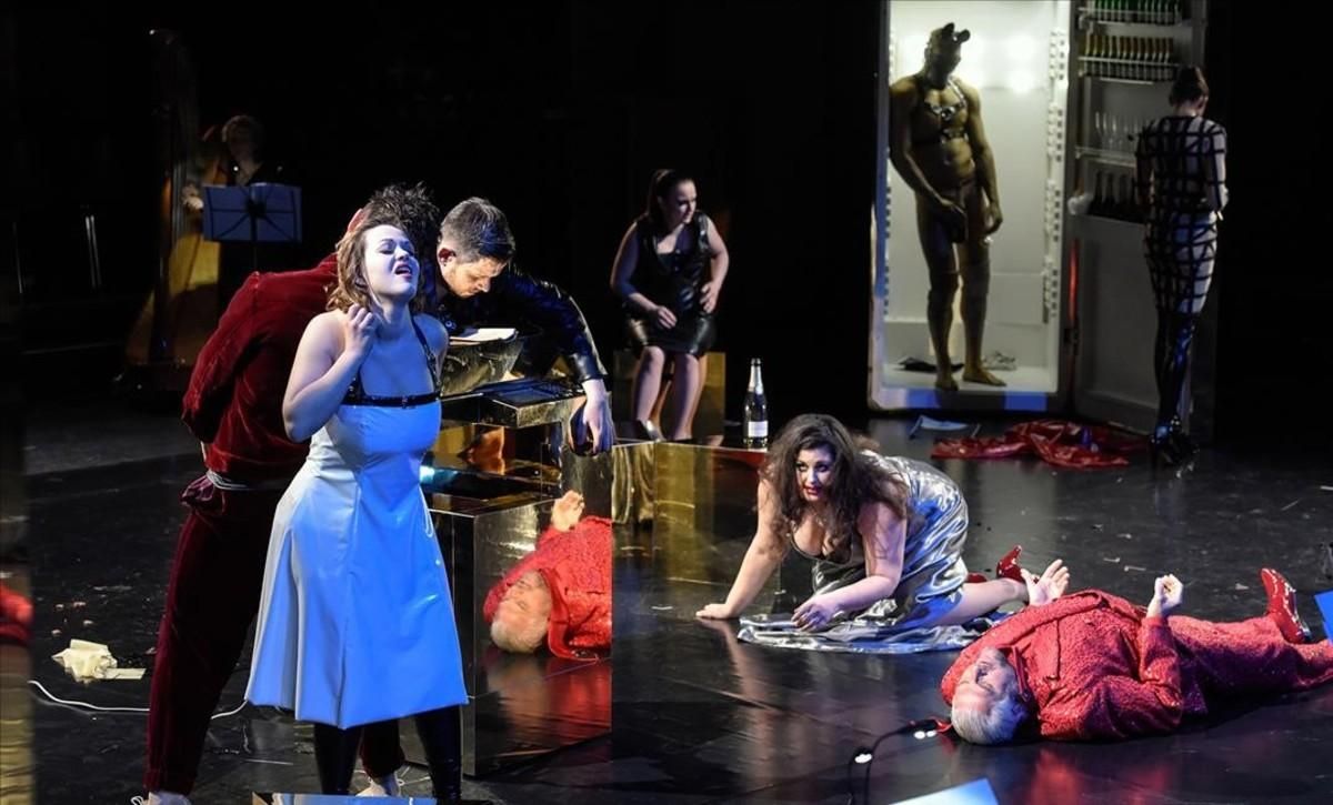 Una escena de la ópera de cámara ’Satyricon’, de Bruno Maderna, en una nueva producción estrenada en el Festival de Pascua de Salzburgo. Una escena de la ópera de cámara ’Satyricon’, de Bruno Maderna, en una nueva producción estrenada en el Festival de Pascua de Salzburgo.