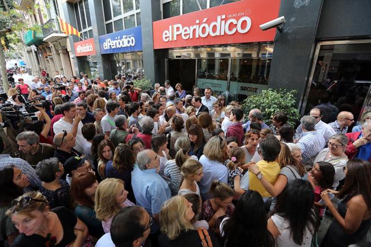 Concentración ante la redacción de EL PERIÓDICO en apoyo al periodista Marc Marginedas, secuestrado en Siria. JULIO CARBÓ Concentración ante la redacción de EL PERIÓDICO en apoyo al periodista Marc Marginedas, secuestrado en Siria. JULIO CARBÓ