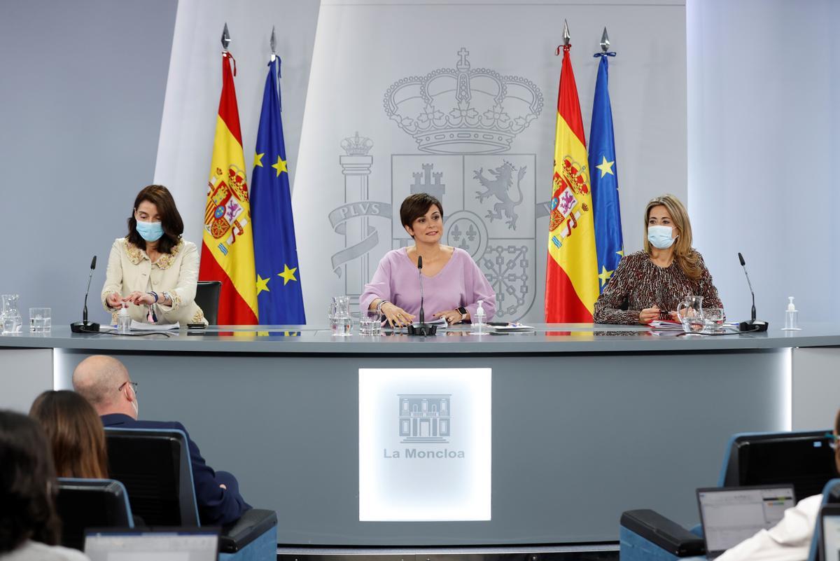 La ministra de Justicia, Pilar Llop; la ministra portavoz, Isabel Rodríguez, y la titular de Transportes, Raquel Sánchez, en la rueda de prensa posterior al Consejo de Ministros. 