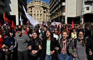 Protesta en Atenas, este miércoles, contra el accidente de tren en el que fallecieron 57 personas la semana pasada.