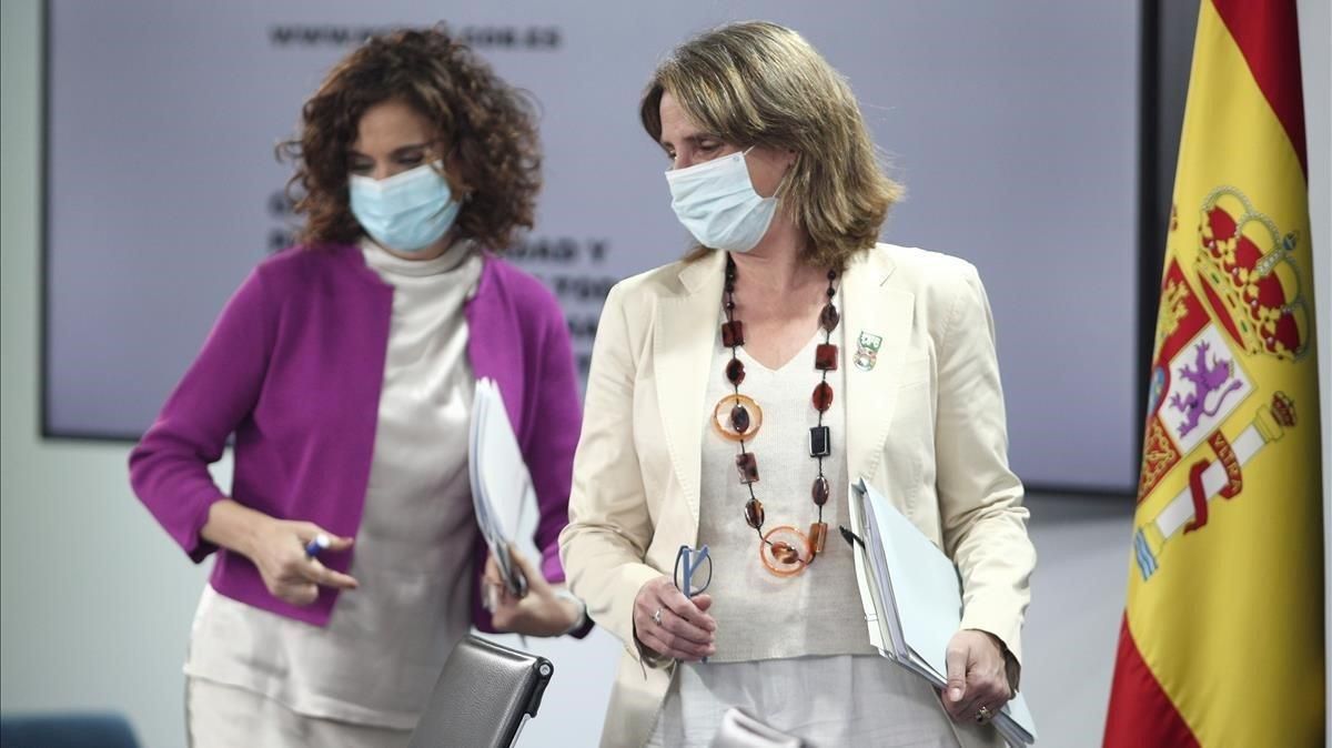 La ministra portavoz y de Hacienda, María Jesús Montero, y la vicepresidenta para la Transición Ecológica y el Reto Demográfico, Teresa Ribera, tras el Consejo de Ministros. La ministra portavoz y de Hacienda, María Jesús Montero, y la vicepresidenta para la Transición Ecológica y el Reto Demográfico, Teresa Ribera, tras el Consejo de Ministros.