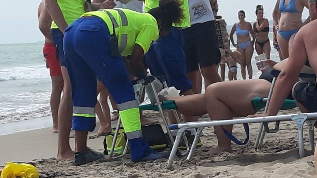 Los socorristas atienden a la mujer de la mordedura de un pez de grandes dimensiones. Los socorristas atienden a la mujer de la mordedura de un pez de grandes dimensiones.