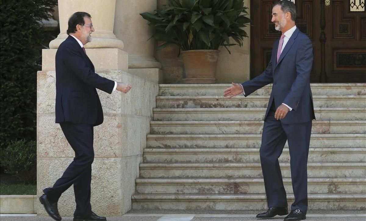 Rajoy i Felip VI celebren la tradicional reunió de Marivent amb el referèndum de l'1-O sobre la taula Rajoy i Felip VI celebren la tradicional reunió de Marivent amb el referèndum de l'1-O sobre la taula