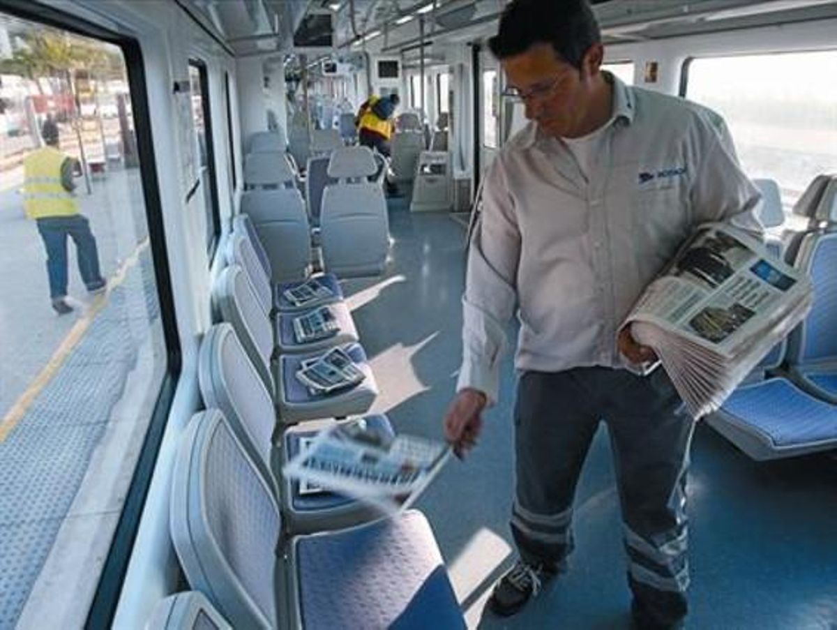 LA DIFERENCIA 3 A la izquierda, un lector compra EL PERIÓDICO en un quiosco de Barcelona. A la derecha, reparto gratuito de ejemplares de La Vanguardia en un tren. LA DIFERENCIA 3 A la izquierda, un lector compra EL PERIÓDICO en un quiosco de Barcelona. A la derecha, reparto gratuito de ejemplares de La Vanguardia en un tren.