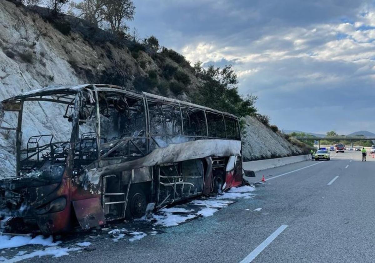 L’incendi d’un autobús obliga a tallar l’AP-7 a la Jonquera