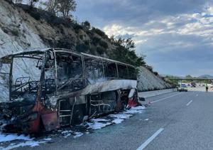 El incendio de un autobús obliga a cortar la AP-7 en La Jonquera