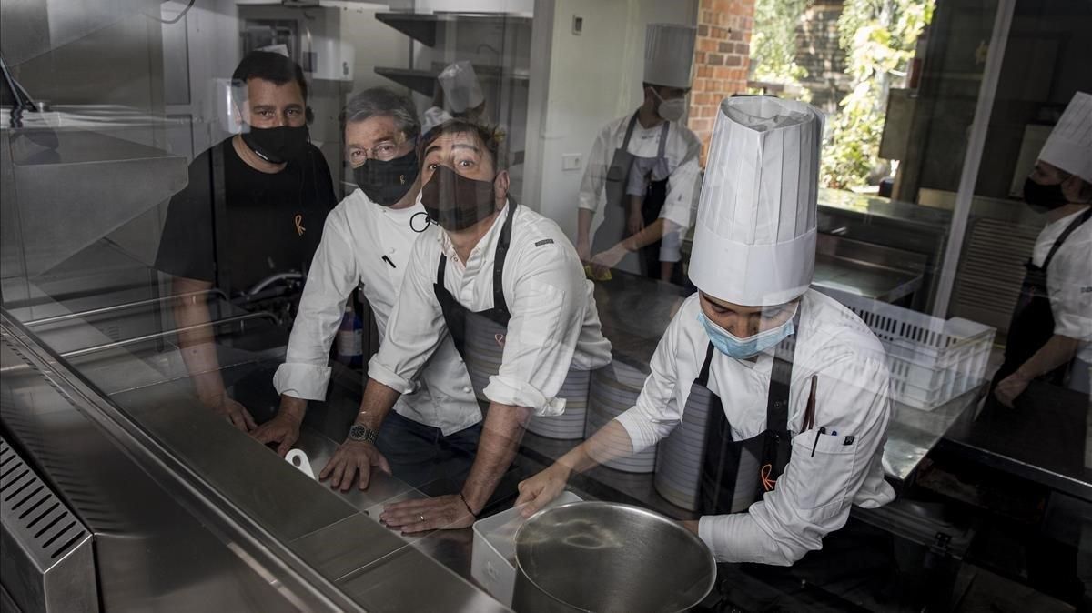 Josep, Joan y Jordi Roca , durante los preparativos de El Celler de Can Roca para su reapertura tras el fin del estado de alarma, el pasado mes de junio. Josep, Joan y Jordi Roca , durante los preparativos de El Celler de Can Roca para su reapertura tras el fin del estado de alarma, el pasado mes de junio.