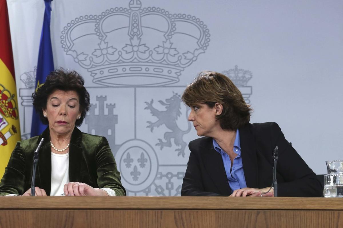 Rueda de prensa posterior al Consejo de Ministros, con Isabel Celaa (izquierda) y Dolores Delgado. 