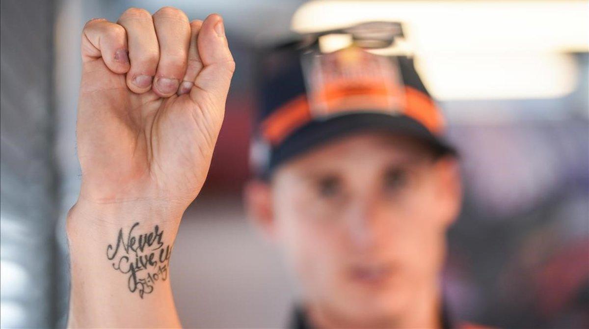 Pol Espargaró (KTM) muestra orgulloso, en Motorland, su tatuaje nunca te rindas.