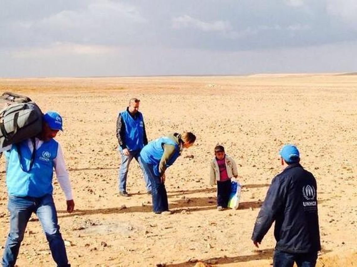 El equipo de la ONU con Marwan, en pleno desierto. El equipo de la ONU con Marwan, en pleno desierto.