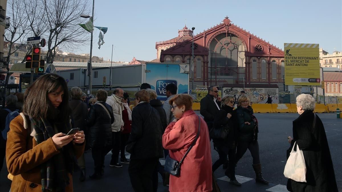 Ambiente en el barrio de Sant Antoni con el mercado al fondo. Ambiente en el barrio de Sant Antoni con el mercado al fondo.