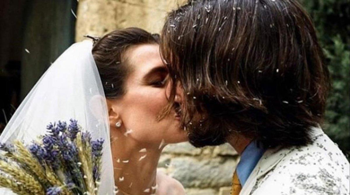 Carlota Casiraghi y Dimitri Rassam se besan a la salida de la iglesia, ante sus invitados y bajo una lluvia de arroz.