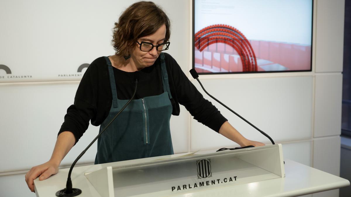 Eulàlia Reguant, diputada de la CUP en la rueda de prensa para anunciar el resultado de la consulta sobre los Presupuestos, en el Parlament.
