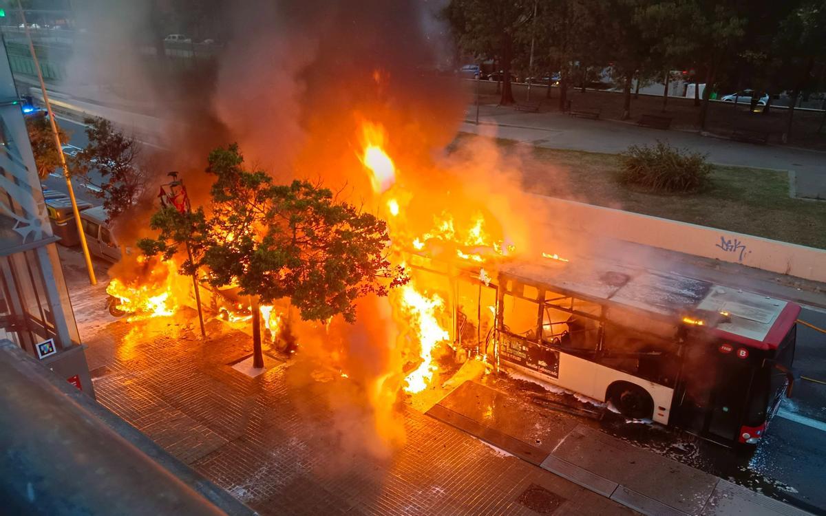 El incendio de un bus que también ha afectado a otros vehículos en el barrio de Canyelles de Barcelona