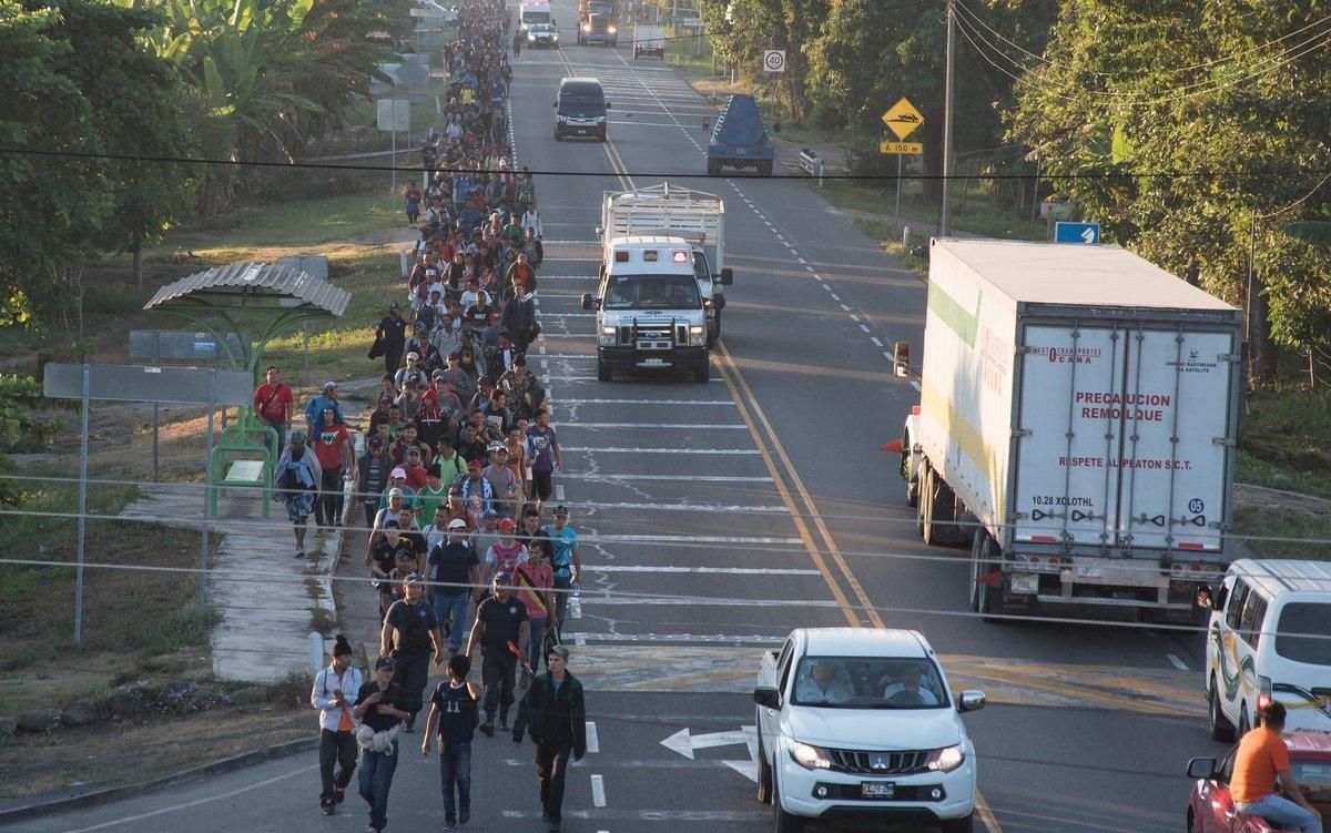 Más de 2 000 migrantes hondurenos entraron en caravana a México sin seguir la petición de las autoridades migratorias de esperar en la frontera con Guatemala a recibir la tarjeta por razones humanitarias un trámite que sí está cumpliendo otro millar de personas EFE Rodrigo Pardo Más de 2 000 migrantes hondurenos entraron en caravana a México sin seguir la petición de las autoridades migratorias de esperar en la frontera con Guatemala a recibir la tarjeta por razones humanitarias un trámite que sí está cumpliendo otro millar de personas EFE Rodrigo Pardo