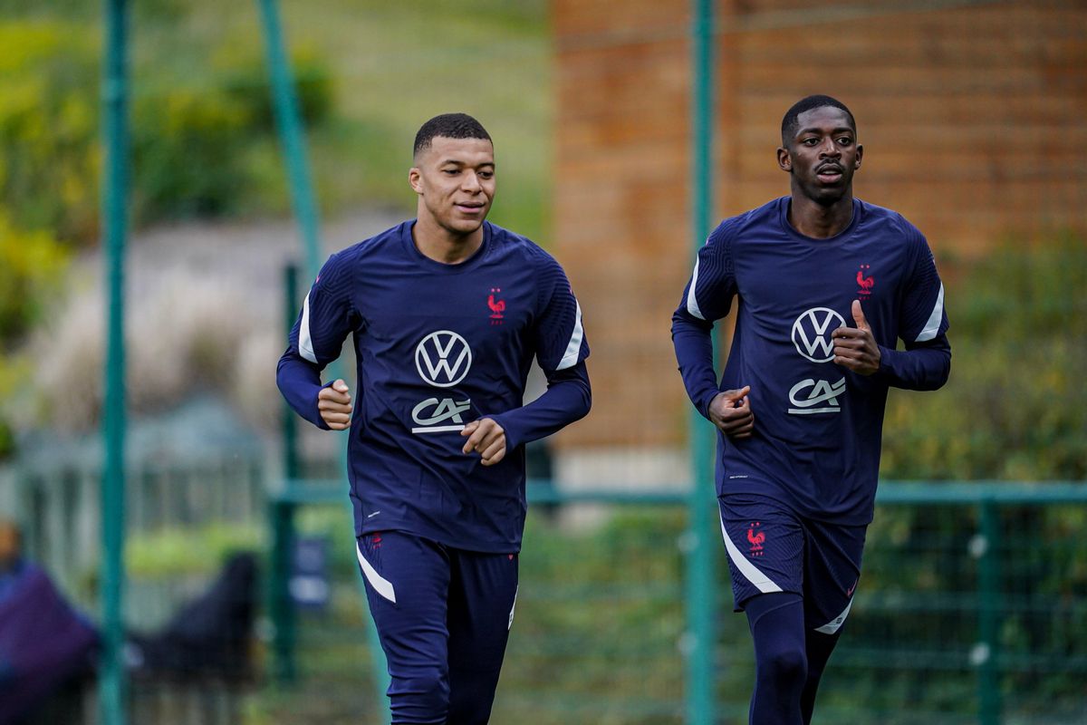 Mbappé y Dembélé, en un entrenamiento de la selección francesa. Mbappé y Dembélé, en un entrenamiento de la selección francesa.