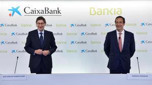 Jose Ignacio Goirigolzarri (izquierda) y Gonzalo Gortazar, presidente y consejero delegado, respectivamente, de la nueva CaixaBank, durante la rueda de prensa para presentar el acuerdo de fusion entre Bankia y CaixaBank, el 18 de septiembre.