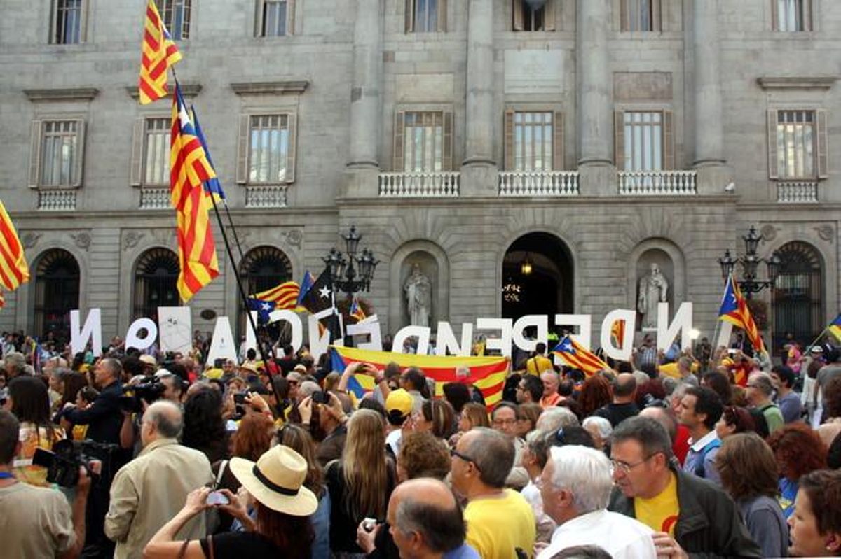Una concentración ciudadana en la plaza de Sant Jaume con ’estelades’ y ’senyeres’. Una concentración ciudadana en la plaza de Sant Jaume con ’estelades’ y ’senyeres’.