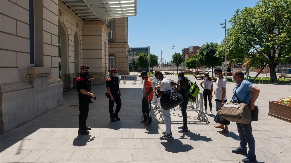 Controles de acceso y salida en la estación de alta velocidad de Lleida, este domingo. Controles de acceso y salida en la estación de alta velocidad de Lleida, este domingo.