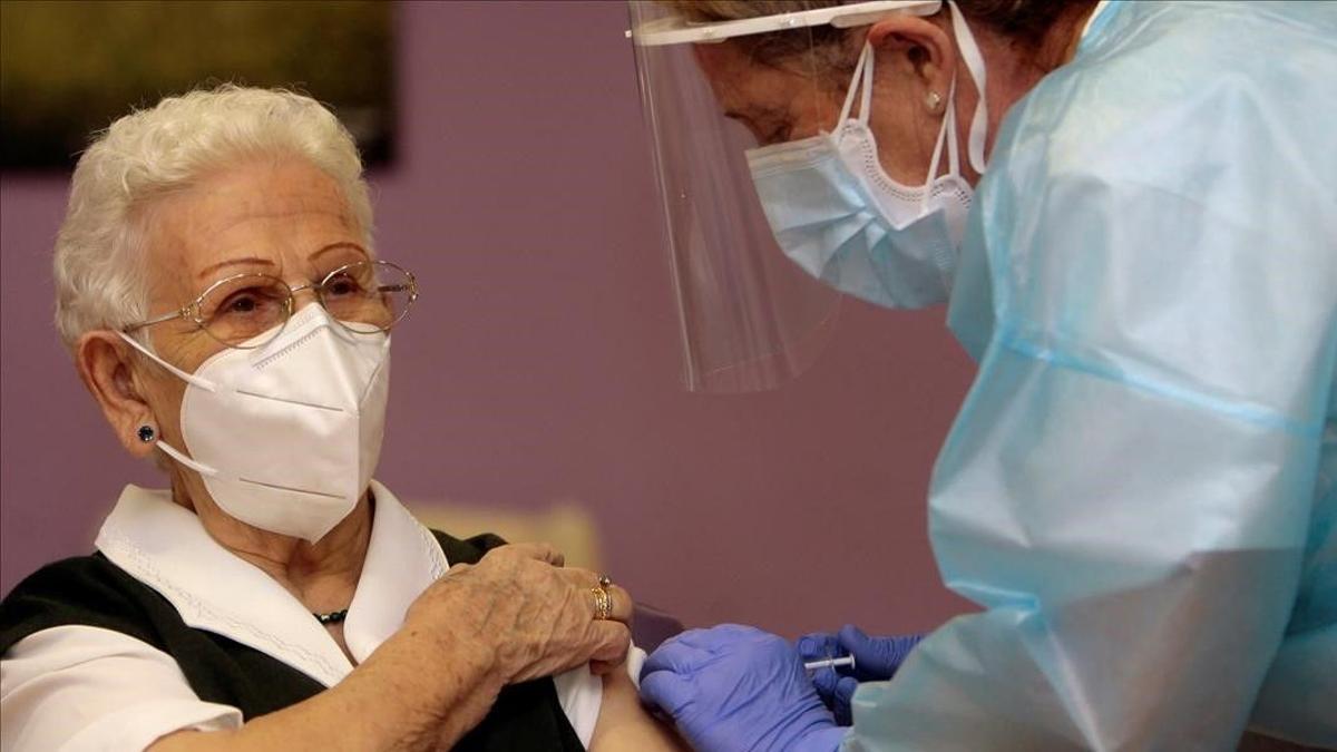 Araceli, de 96 años, la primera persona vacunada en España