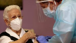 Araceli, de 96 años, la primera persona vacunada en España