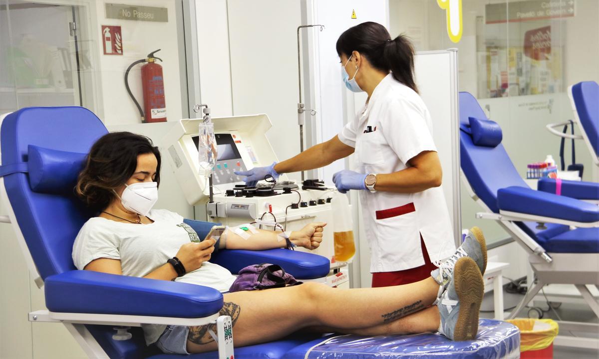 Una donante de sangre en el Banc de Sang i Teixits del hospital Trueta de Girona.