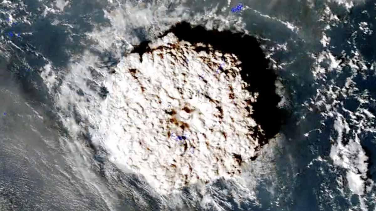 Erupción del volcán submarino Hunga Tonga-Hunga Ha’apai en Tonga.