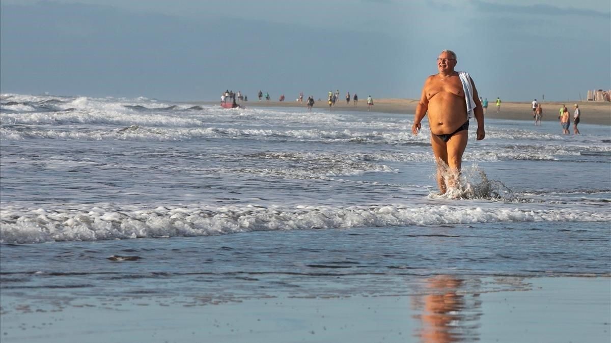 Un hombre pasea por una playa de Gran Canaria este miércoles. Un hombre pasea por una playa de Gran Canaria este miércoles.